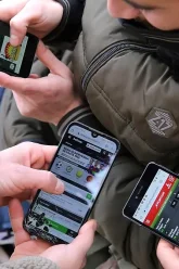 1641821852-apuestas-online-mobile-adolescentes-generica